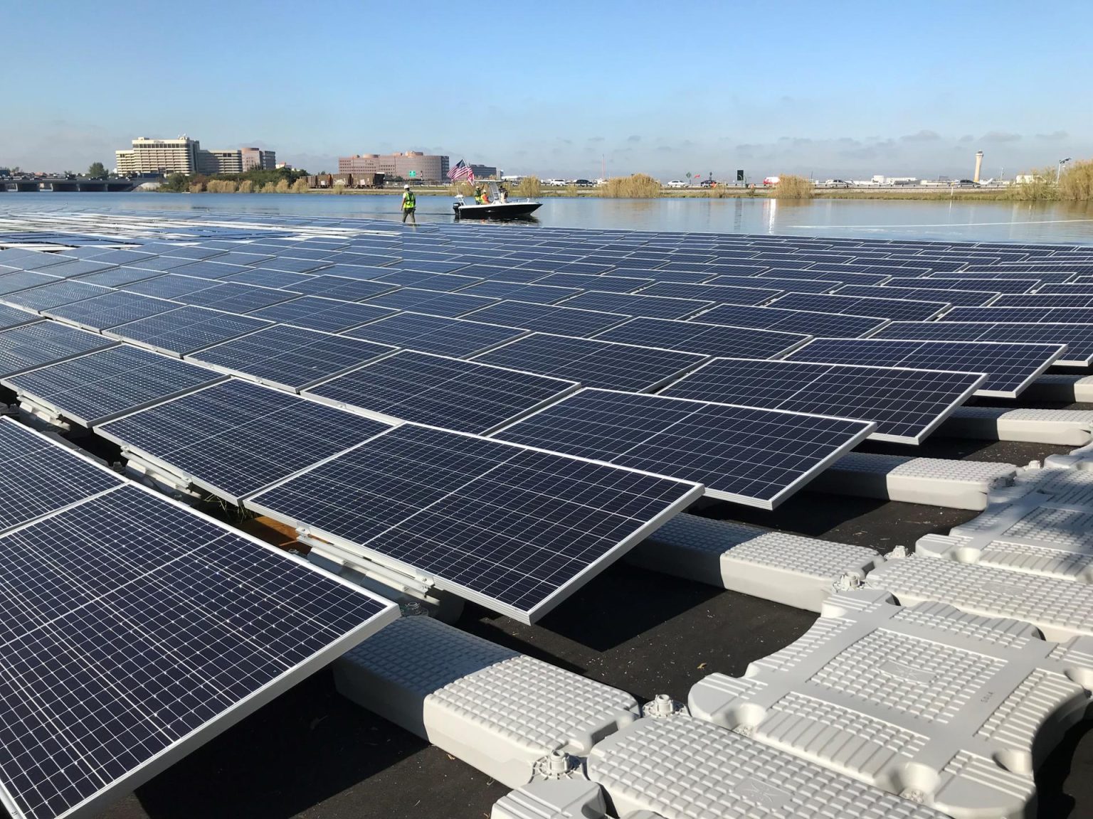 Vista de los paneles solares que conforman la primera plataforma flotante de energía solar en Miami, Florida (EEUU). EFE/ Ana Mengotti