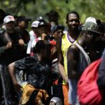 Personas migrantes esperan para ser trasladados en canoa desde la Quebrada León hasta a la comunidad de Bajo Chiquito en Darién (Panamá). Imagen de archivo. EFE/ Bienvenido Velasco