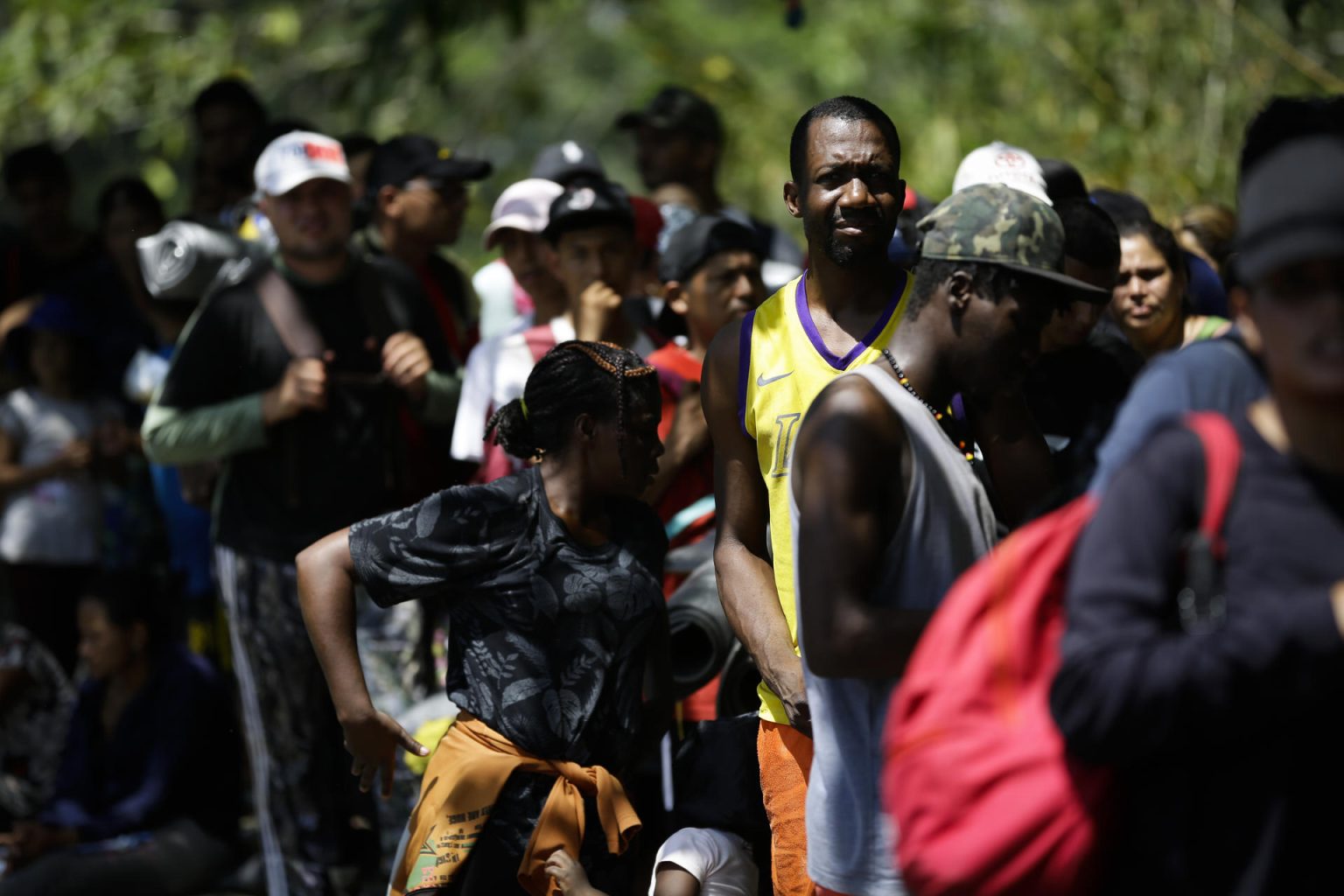 Personas migrantes esperan para ser trasladados en canoa desde la Quebrada León hasta a la comunidad de Bajo Chiquito en Darién (Panamá). Imagen de archivo. EFE/ Bienvenido Velasco