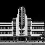 Fotografía personal cedida por el fotógrafo francés Simon Chaput donde se aprecia una instantánea tomada a la fachada del Hotel Breakwater en el distrito Art Deco de Miami Beach que forma parte de una exposición de 18 instantáneas en blanco y negro que tomó durante los primeros meses de la pandemia y que se podrá ver hasta este viernes en el museo Wolfsonian de Miami, Florida. EFE/Simon Chaput /SOLO USO EDITORIAL/NO VENTAS/SOLO DISPONIBLE PARA ILUSTRAR LA NOTICIA QUE ACOMPAÑA/CRÉDITO OBLIGATORIO