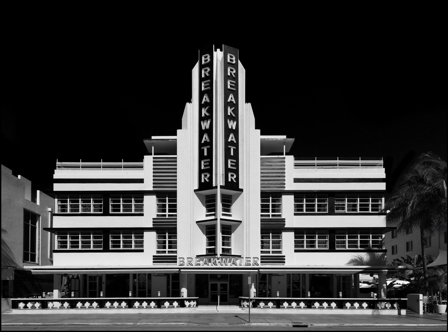 Fotografía personal cedida por el fotógrafo francés Simon Chaput donde se aprecia una instantánea tomada a la fachada del Hotel Breakwater en el distrito Art Deco de Miami Beach que forma parte de una exposición de 18 instantáneas en blanco y negro que tomó durante los primeros meses de la pandemia y que se podrá ver hasta este viernes en el museo Wolfsonian de Miami, Florida. EFE/Simon Chaput /SOLO USO EDITORIAL/NO VENTAS/SOLO DISPONIBLE PARA ILUSTRAR LA NOTICIA QUE ACOMPAÑA/CRÉDITO OBLIGATORIO