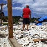 Un hombre observa los escombros de su casa destrozada por el paso del huracán María en Dorado, municipio localizado en la costa norte de Puerto Rico. Imagen de archivo. EFE/Thais Llorca