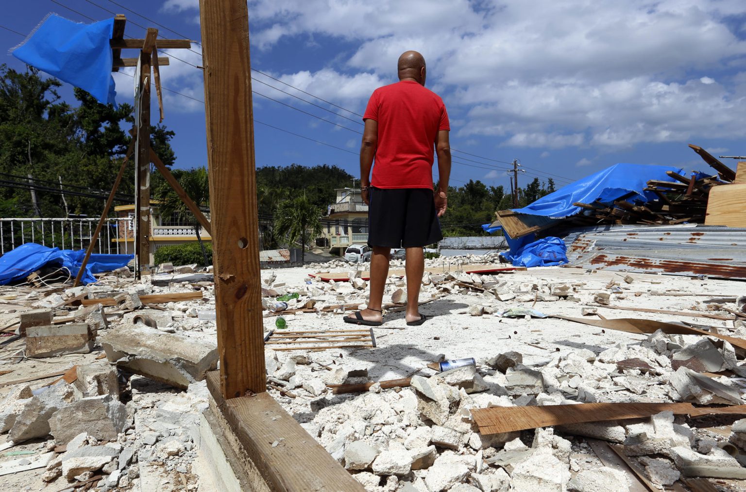 Un hombre observa los escombros de su casa destrozada por el paso del huracán María en Dorado, municipio localizado en la costa norte de Puerto Rico. Imagen de archivo. EFE/Thais Llorca