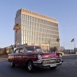 Un automóvil pasa frente a la embajada de EEUU en La Habana (Cuba). Fotografía de archivo. EFE/ Ernesto Mastrascusa