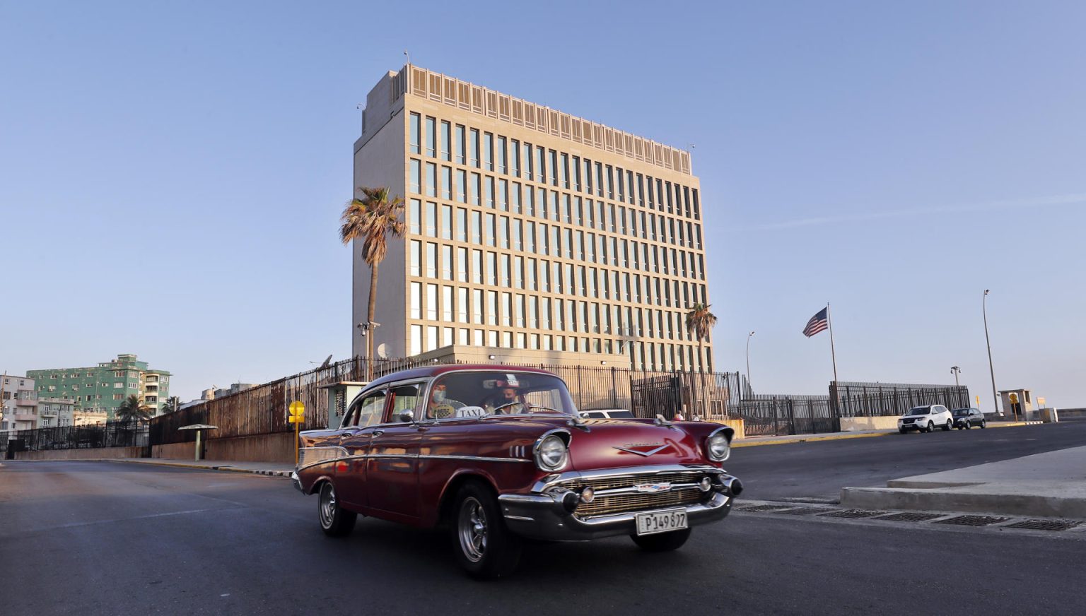 Un automóvil pasa frente a la embajada de EEUU en La Habana (Cuba). Fotografía de archivo. EFE/ Ernesto Mastrascusa