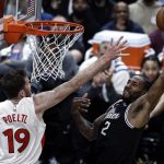 Fotografía de archivo en la que se registró a Kawhi Leonard (d), alero estrella de los Clippers de Los Ángeles, quien aportó 27 puntos, ocho rebotes y cuatro asistencias para guiar el triunfo de su equipo 136-125 sobre los Trail Blazers de Portland en la NBA. EFE/Etienne Laurent