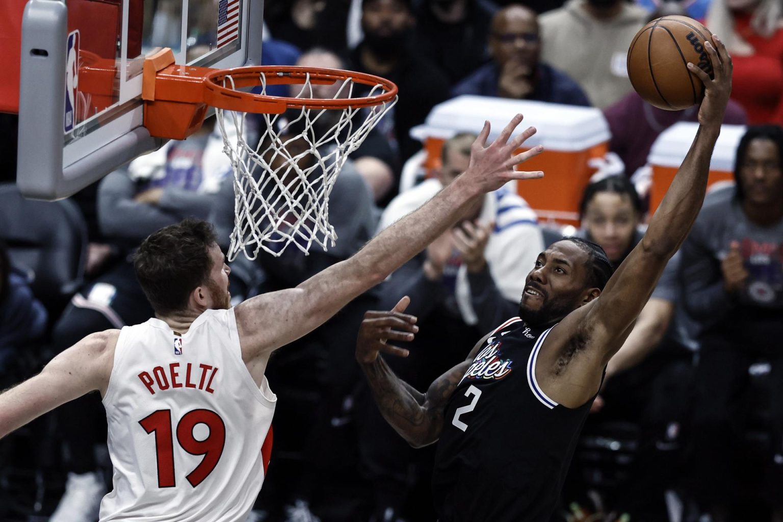 Fotografía de archivo en la que se registró a Kawhi Leonard (d), alero estrella de los Clippers de Los Ángeles, quien aportó 27 puntos, ocho rebotes y cuatro asistencias para guiar el triunfo de su equipo 136-125 sobre los Trail Blazers de Portland en la NBA. EFE/Etienne Laurent