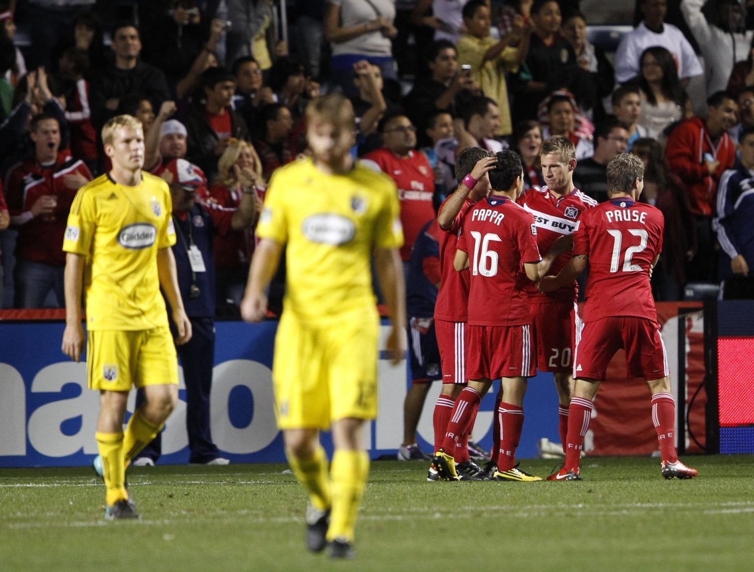 El Chigao Fire se impuso 3-0, con gol del polaco Kacper Przybylko (m.26) y un doblete del zaguero Kendall Burks (m.37 y m.70). En la imagen un registro de archivo de otra de las celebraciones del Chicago Fire. EFE/Kamil Krzaczynski