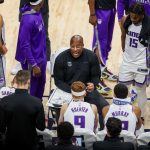 Fotografía de archivo, tomada en enero de 2023, en la que se registró al entrenador de los Kings de Sacramento, Mike Brown (c), durante un partido de la NBA, en el coliseo FedEx Forum, en Memphis (Tennessee, EE.UU.). EFE/Ryan Beatty