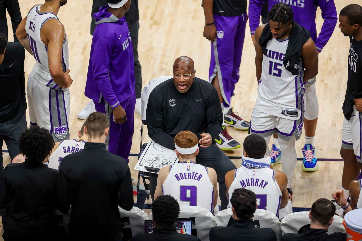 Fotografía de archivo, tomada en enero de 2023, en la que se registró al entrenador de los Kings de Sacramento, Mike Brown (c), durante un partido de la NBA, en el coliseo FedEx Forum, en Memphis (Tennessee, EE.UU.). EFE/Ryan Beatty