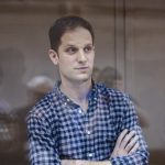 El periodista del Wall Street Journal, Evan Gershkovich, detenido por presunto espionaje, durante el juicio en su contra a puerta cerrada celebrado este martes en Moscú, Rusia. EFE/ Maxim Shipenkov