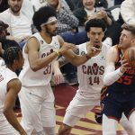 Isaiah Hartenstein (d), pívot de los Knicks de Nueva York, fue registrado este miércoles, 26 de abril, al intentar superar la defensa de los Cavaliers de Cleveland, durante el juego 5 de esta llave de 'playoff' de la primera ronda de la Conferencia Este de la NBA, en el coliseo Rocket Mortgage Fieldhouse, en Cleveland (Ohio, EE.UU.). EFE/David Maxwell