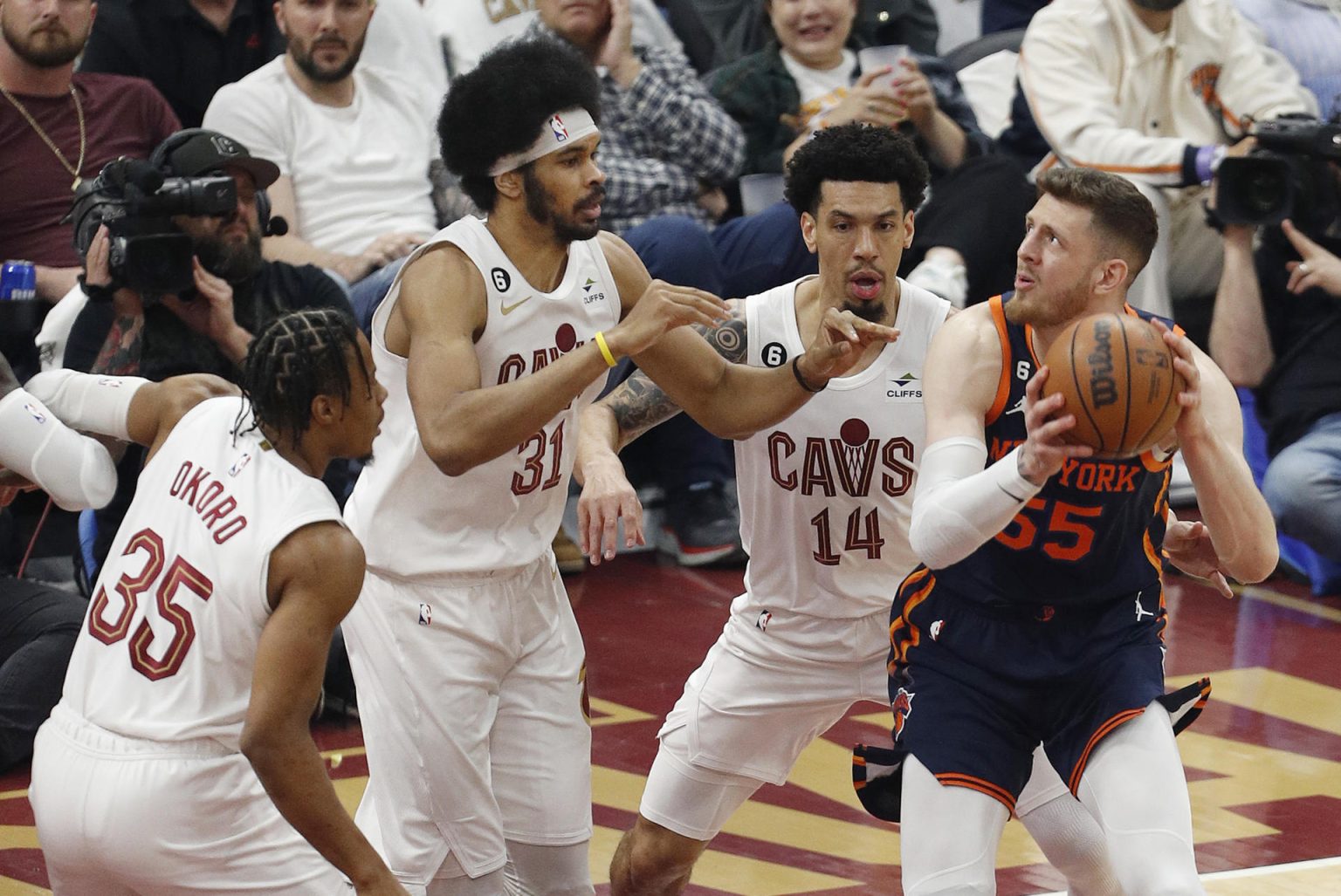 Isaiah Hartenstein (d), pívot de los Knicks de Nueva York, fue registrado este miércoles, 26 de abril, al intentar superar la defensa de los Cavaliers de Cleveland, durante el juego 5 de esta llave de 'playoff' de la primera ronda de la Conferencia Este de la NBA, en el coliseo Rocket Mortgage Fieldhouse, en Cleveland (Ohio, EE.UU.). EFE/David Maxwell