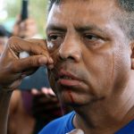 Migrantes se cosen hoy la boca mientras participan en una protesta en la ciudad de Huixtla, estado de Chiapas (México). EFE/Juan Manuel Blanco