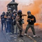 Fotografía de archivo fechada el 28 de enero de 2023 muestra a varios fotorreporteros y miembros de la prensa mientras cubren los enfrentamientos entre manifestantes y la Policía durante las protestas en Lima (Perú). EFE/ Antonio Melgarejo