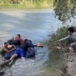 Un grupo de migrantes, ayudados de un inflable, intentan cruzar el Río Bravo el 11 de abril de 2023, en la ciudad de Matamoros en Tamaulipas (México). EFE/Abraham Pineda Jácome