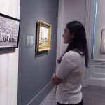 Una mujer observa hoy una foto durante la exposición "1898: Visiones y revisiones imperiales de Estados Unidos", en la National Portrait Gallery en Washington, D.C (EE.UU). EFE/Lenin Nolly