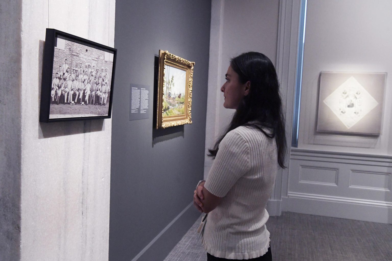 Una mujer observa hoy una foto durante la exposición "1898: Visiones y revisiones imperiales de Estados Unidos", en la National Portrait Gallery en Washington, D.C (EE.UU). EFE/Lenin Nolly