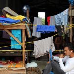 Fotografía de archivo donde se observa a unos inmigrantes cubanos mientras esperan su deportación. EFE/Éder Narváez