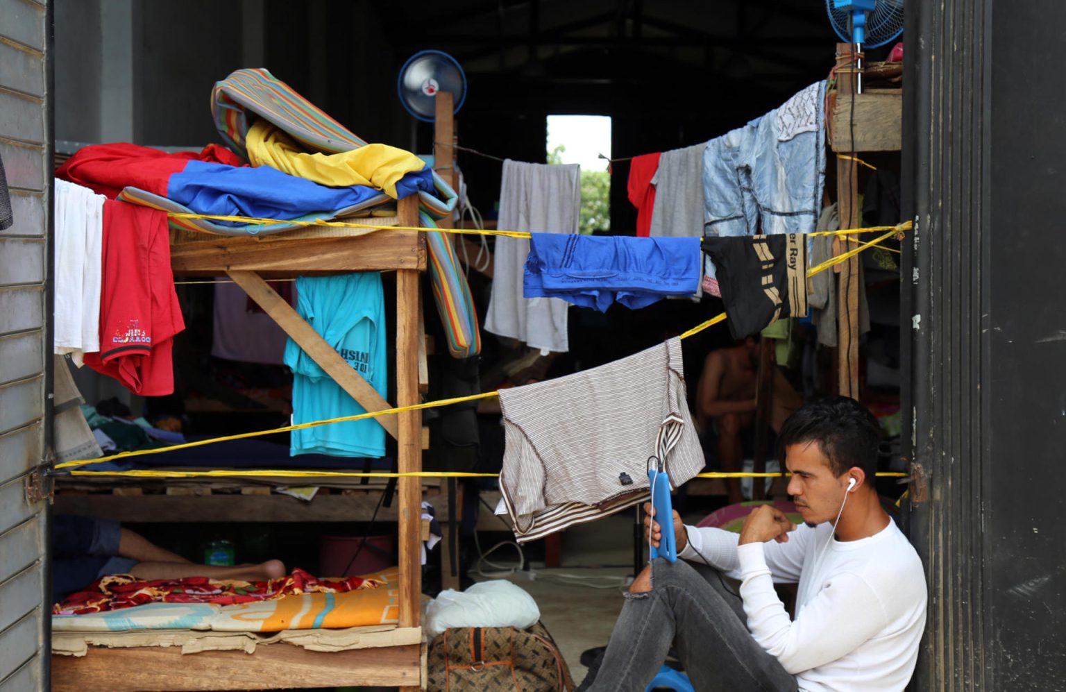 Fotografía de archivo donde se observa a unos inmigrantes cubanos mientras esperan su deportación. EFE/Éder Narváez