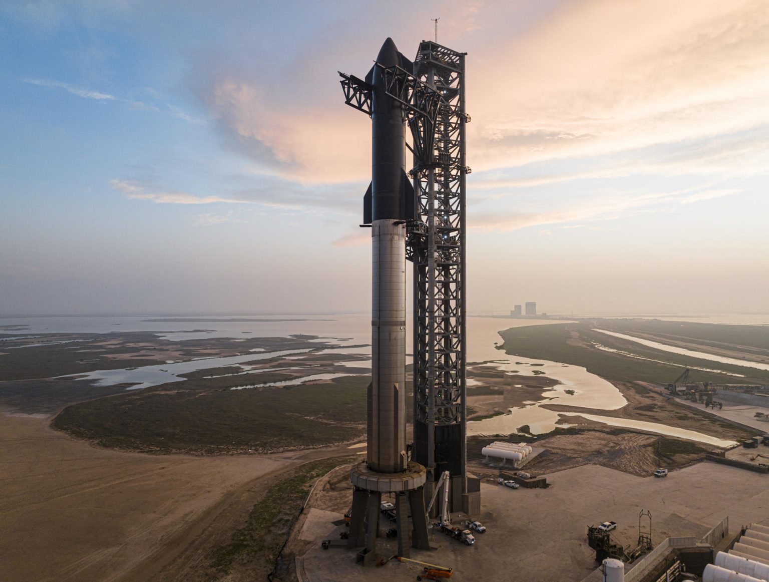 Fotografía cedida hoy por SpaceX donde se muestra su cohete Starship en la base de la empresa en Boca Chica, Texas (EE.UU.). EFE/SpaceX /SOLO USO EDITORIAL /SOLO DISPONIBLE PARA ILUSTRAR LA NOTICIA QUE ACOMPAÑA (CRÉDITO OBLIGATORIO)