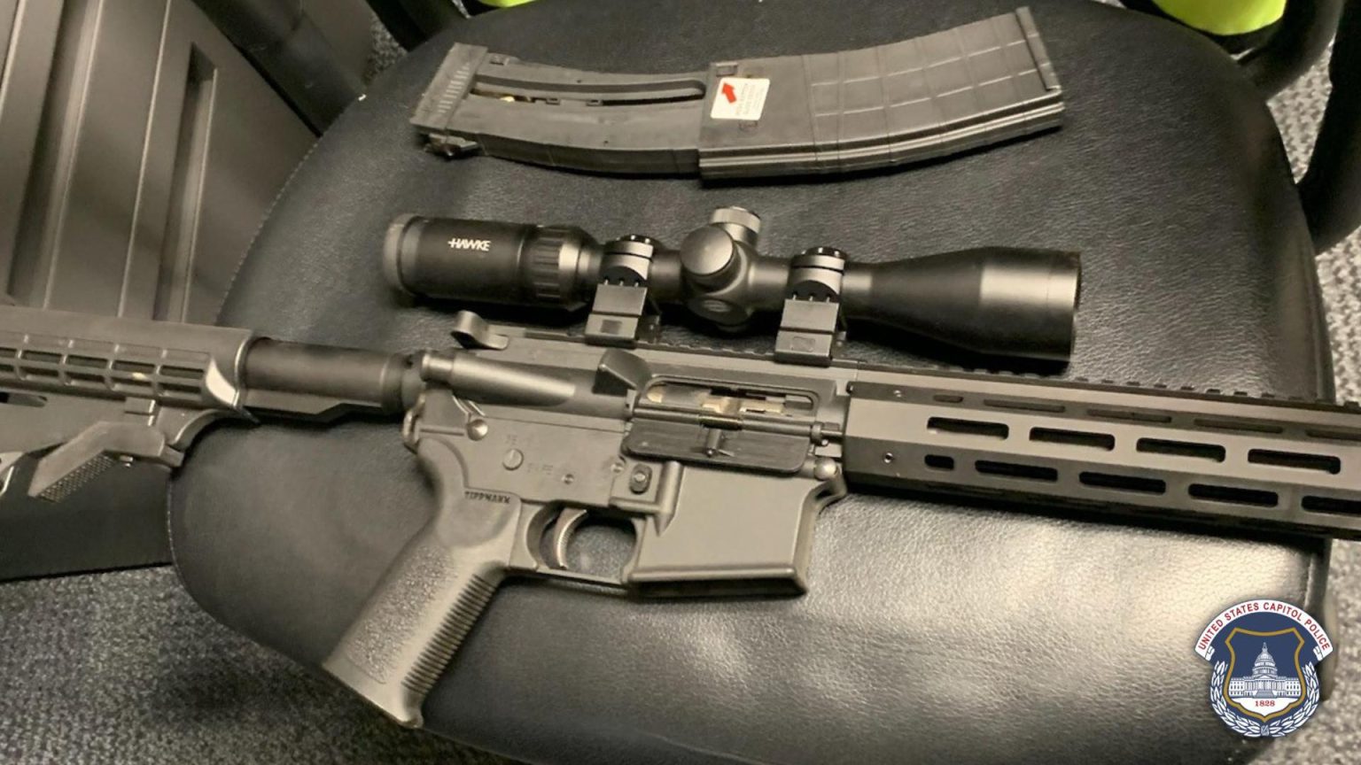 Fotografía divulgada por la Policía del Capitolio donde se aprecia el rifle automático, con mira telescópica y cargador extendido, que confiscaron este viernes en las inmediaciones del Congreso de Estados Unidos. EFE/Policía Capitolio EEUU /SOLO USO EDITORIAL/NO VENTAS/SOLO DISPONIBLE PARA ILUSTRAR LA NOTICIA QUE ACOMPAÑA/CRÉDITO OBLIGATORIO