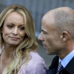 Fotografía de archivo en donde se observa a Stormy Daniels junto a su abogado, Michael Avenatti, afuera del Tribunal Federal en Nueva York, Nueva York (EE.UU.). EFE/Peter Foley