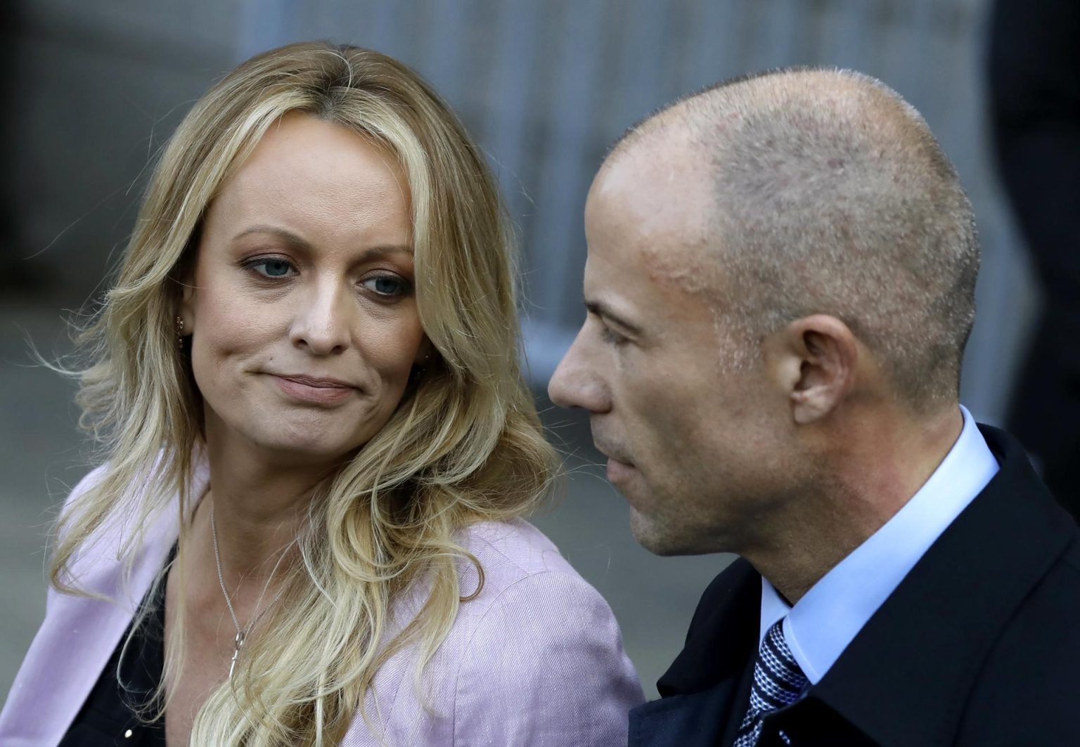 Fotografía de archivo en donde se observa a Stormy Daniels junto a su abogado, Michael Avenatti, afuera del Tribunal Federal en Nueva York, Nueva York (EE.UU.). EFE/Peter Foley