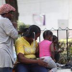 Un grupo de migrantes haitianos permanece frente a las oficinas de la Comisión Mexicana de Ayuda a Refugiados (COMAR), el 14 de abril de 2023, en Ciudad de México (México). EFE/Sáshenka Gutiérrez