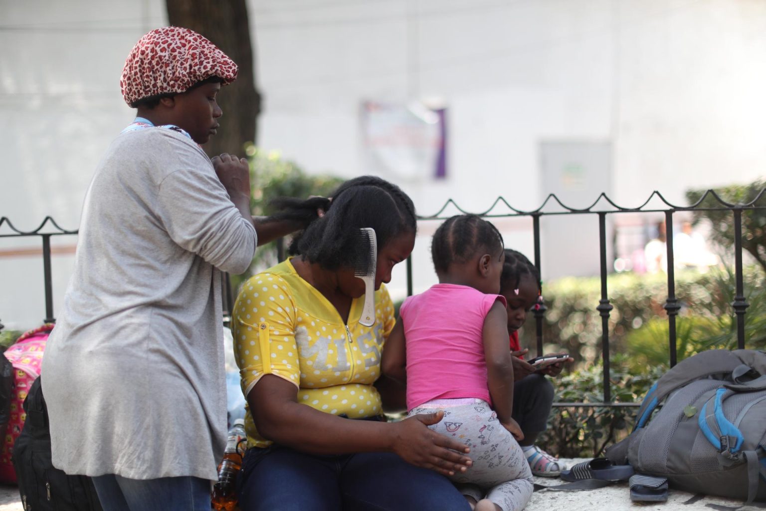 Un grupo de migrantes haitianos permanece frente a las oficinas de la Comisión Mexicana de Ayuda a Refugiados (COMAR), el 14 de abril de 2023, en Ciudad de México (México). EFE/Sáshenka Gutiérrez