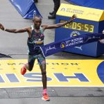 El keniano Evans Chebet llega en primer lugar a la meta de la 127 edición del Maratón de Boston, este 17 de abril de 2023, en Boston, Massachusetts (EE.UU.). EFE/Herb Swanson