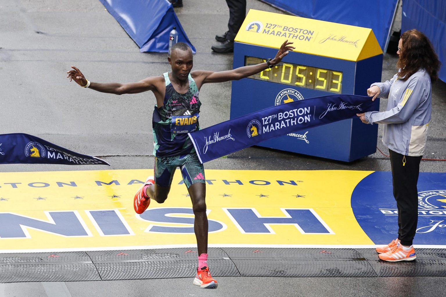 El keniano Evans Chebet llega en primer lugar a la meta de la 127 edición del Maratón de Boston, este 17 de abril de 2023, en Boston, Massachusetts (EE.UU.). EFE/Herb Swanson