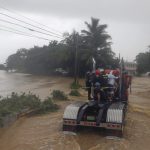 Integrantes de Rescate Policial ayudan a personas a cruzar en un camión una calle inundada de agua por el paso del huracán Fiona en Toa Baja (Puerto Rico). Fotografía de archivo. EFE/Thais LLorca