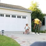 Fotografía cedida por Bank of America que muestra a un hombre junto a una niña en la zona exterior de una vivienda. EFE/ Bank Of America SÓLO USO EDITORIAL/SÓLO DISPONIBLE PARA ILUSTRAR LA NOTICIA QUE ACOMPAÑA (CRÉDITO OBLIGATORIO)