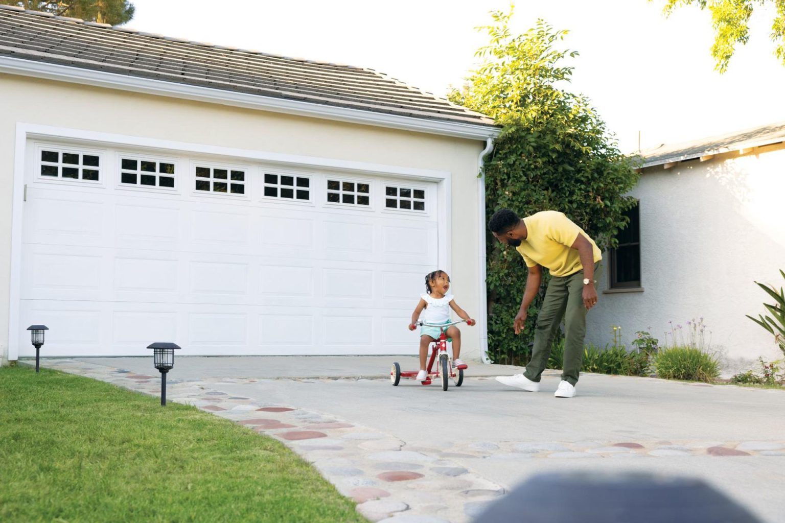 Fotografía cedida por Bank of America que muestra a un hombre junto a una niña en la zona exterior de una vivienda. EFE/ Bank Of America SÓLO USO EDITORIAL/SÓLO DISPONIBLE PARA ILUSTRAR LA NOTICIA QUE ACOMPAÑA (CRÉDITO OBLIGATORIO)