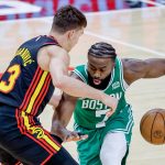 El alero de los Boston Celtics Jaylen Brown (D) es defendido por el escota de los Atlanta Hawks Bogdan Bogdanovic (I) en el juego 4 de los playoffs de la NBA, este 23 de abril de 2023. EFE/EPA/Erik S. Lesser