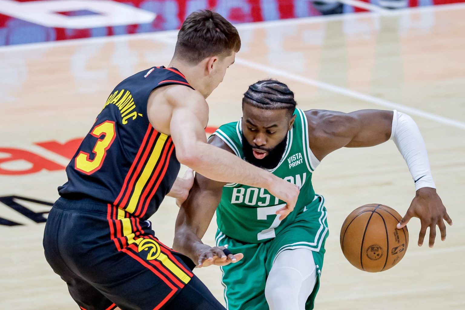 El alero de los Boston Celtics Jaylen Brown (D) es defendido por el escota de los Atlanta Hawks Bogdan Bogdanovic (I) en el juego 4 de los playoffs de la NBA, este 23 de abril de 2023. EFE/EPA/Erik S. Lesser