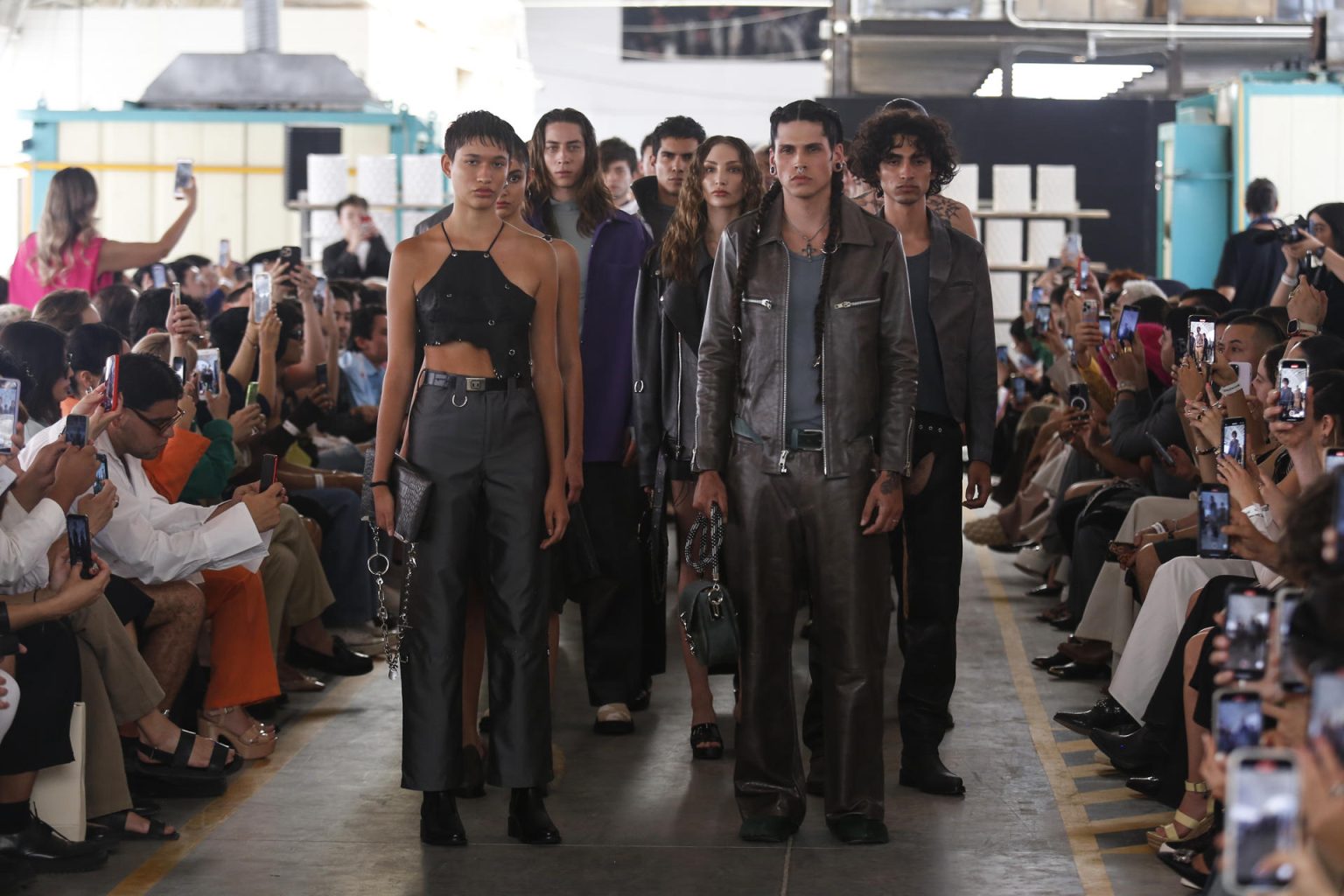 Modelos lucen prendas de la colección "Éxodo" de los diseñadores mexicanos Emilio de Anda y David Hernández hoy, durante el Mercedes Benz Fashion Week 2023, realizado en Guadalajara, Jalisco (México).  EFE/ Francisco Rodríguez