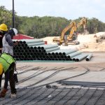 Trabajadores laboran en la construcción del tramo 4 del Tren Maya, el 26 de febrero de 2023, en el libramiento Playa del Carmen, Quintana Roo (México). Imagen de archivo. EFE/Alonso Cupul