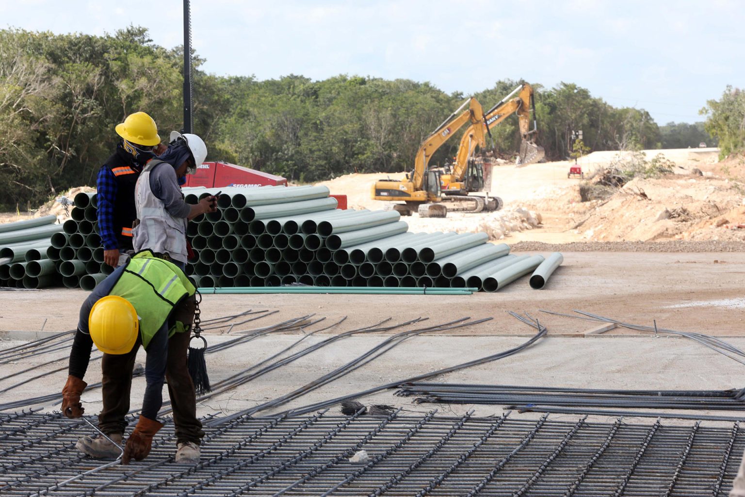 Trabajadores laboran en la construcción del tramo 4 del Tren Maya, el 26 de febrero de 2023, en el libramiento Playa del Carmen, Quintana Roo (México). Imagen de archivo. EFE/Alonso Cupul