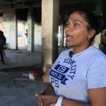 La migrante venezolana María de Souse habla con EFE al interior de un edificio abandonado en el que convive con más migrantes, el 2 de abril de 2023, en Ciudad Juárez, en el estado de Chihuahua (México). EFE/ Luis Torres