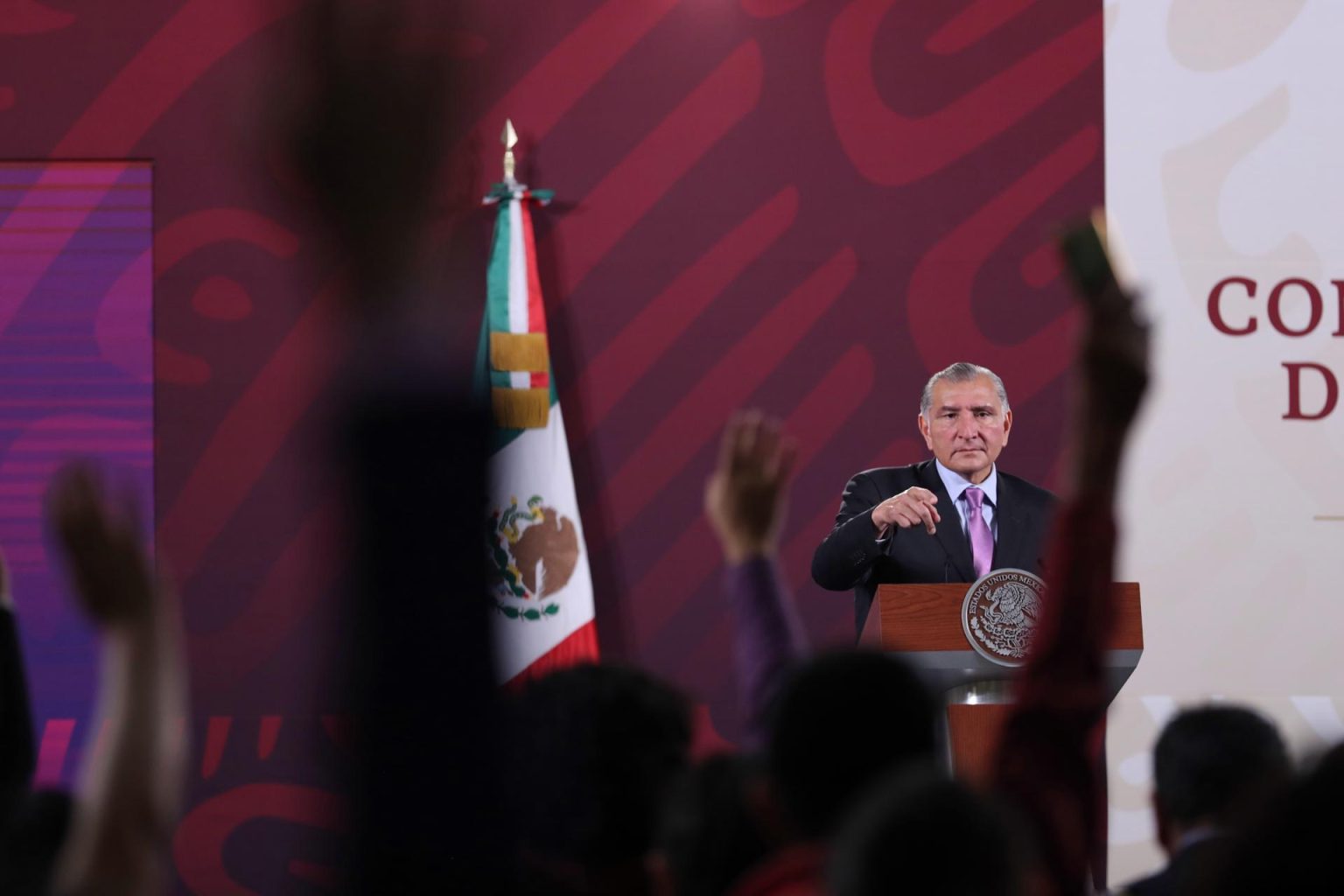 El secretario de Gobernación Adán Augusto habla durante una rueda de prensa en Palacio Nacional, hoy en la Ciudad de México (México). EFE/Sáshenka Gutiérrez