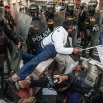 Cientos de manifestantes partidarios de Pedro Castillo se enfrentan contra la Policía Nacional en Lima (Perú). Fotografía de archivo. EFE/ Aldair Mejia