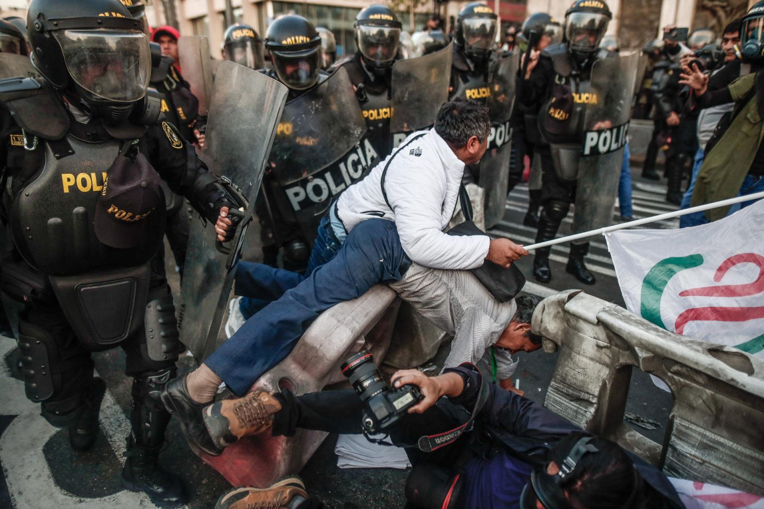 Cientos de manifestantes partidarios de Pedro Castillo se enfrentan contra la Policía Nacional en Lima (Perú). Fotografía de archivo. EFE/ Aldair Mejia