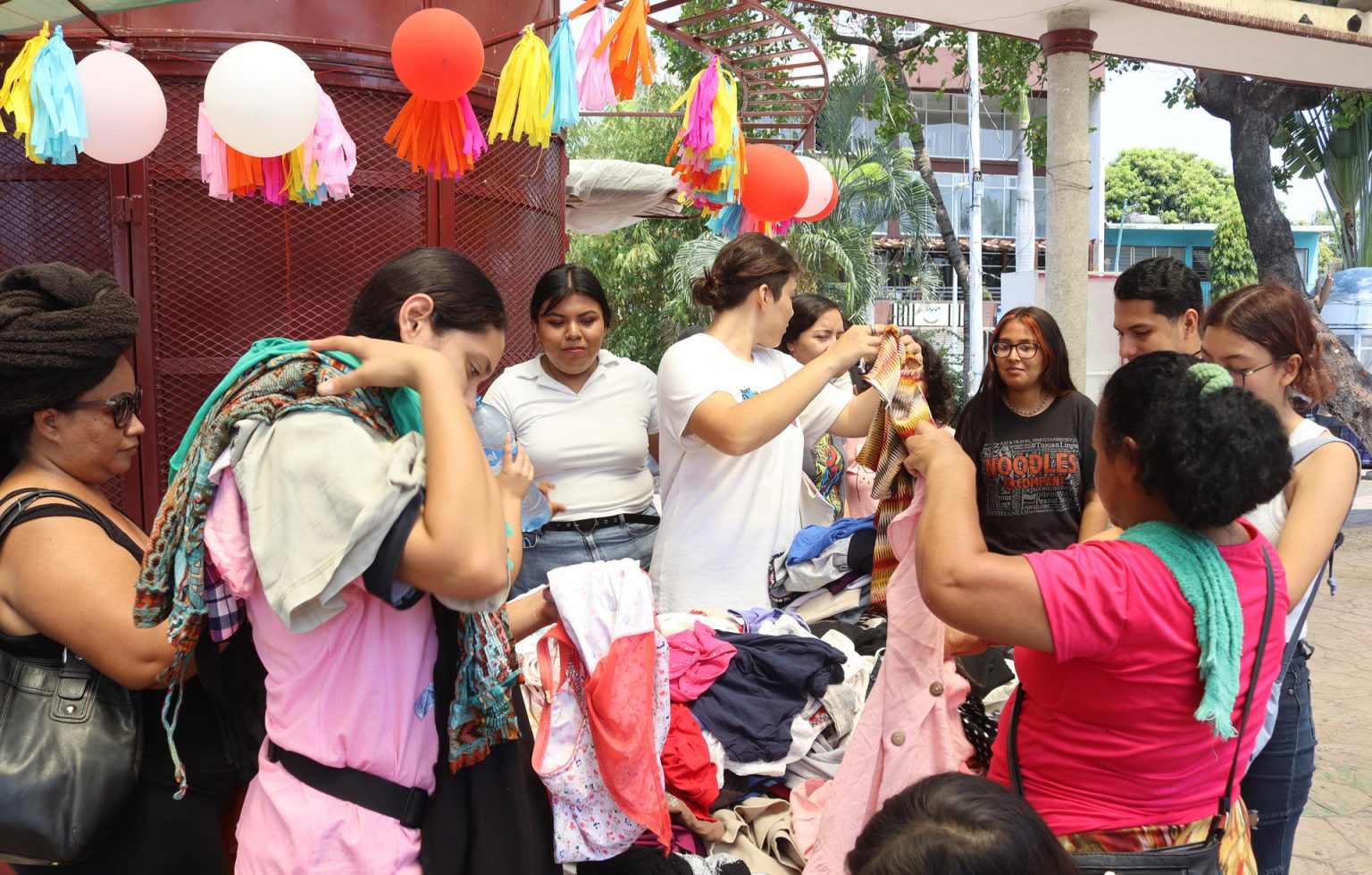 Migrantes se preparan para participar en una caravana programada para este domingo 23 de abril, hoy, en Tapachula (México). EFE/Juan Manuel Blanco