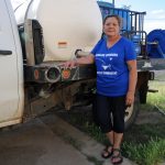 La presidenta de Fronteras Compasivas, la salvadoreña Dora Rodríguez, posa frente a un camión usado para colocar agua en el desierto, durante una entrevista con EFE realizada el 15 de abril de 2023 en la sede de la organización en Tucson, Arizona. EFE/María León