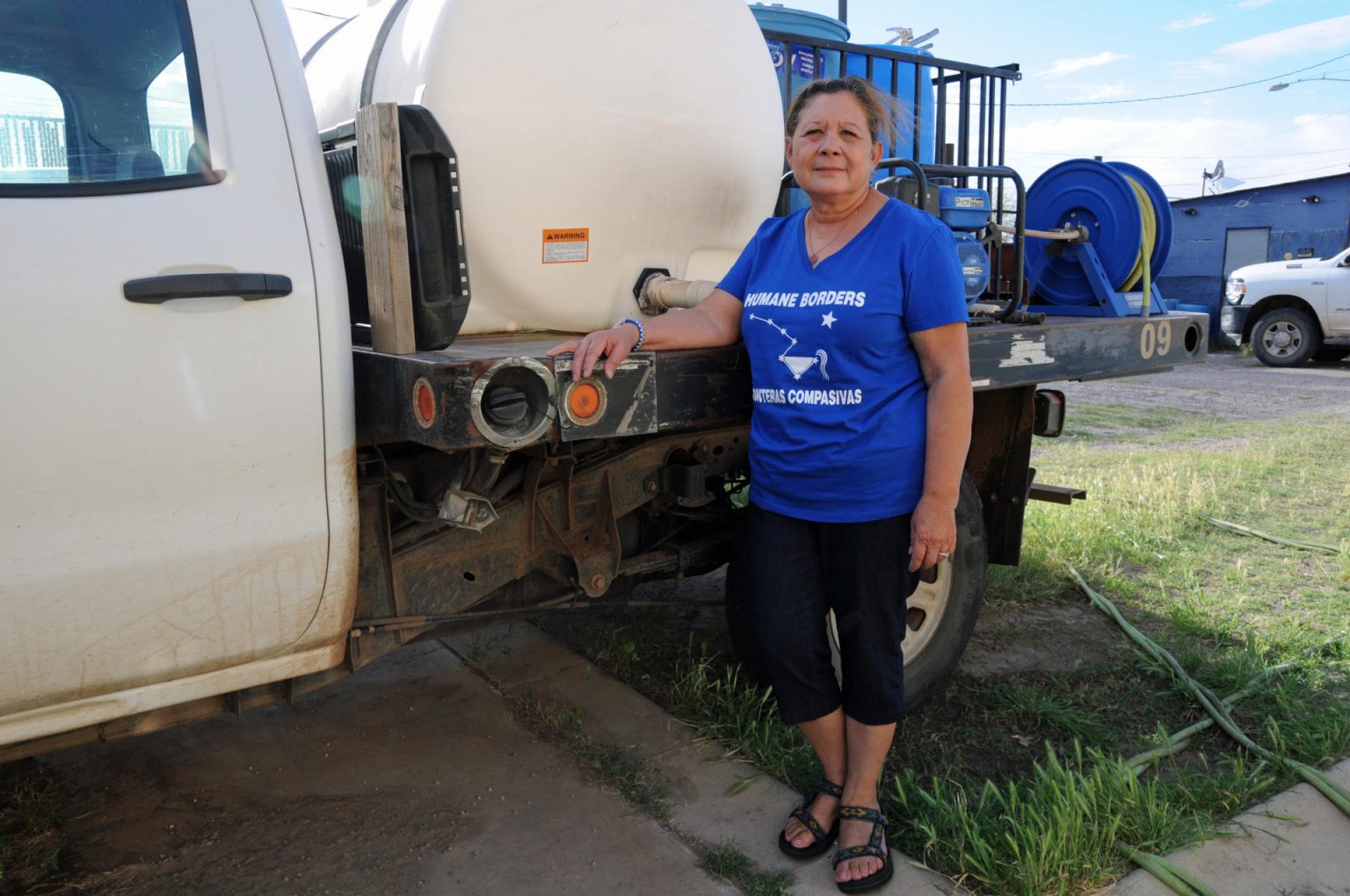 La presidenta de Fronteras Compasivas, la salvadoreña Dora Rodríguez, posa frente a un camión usado para colocar agua en el desierto, durante una entrevista con EFE realizada el 15 de abril de 2023 en la sede de la organización en Tucson, Arizona. EFE/María León