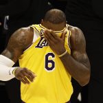 El alero estrella de los Lakers de Los Ángeles, LeBron James, fue registrado este martes, 11 de abril, al secar su rostro con su camiseta, durante un partido de la NBA contra los Timberwolves de Minnesota, en el coliseo Crypto.com Arena, en Los Ángeles (California, EE.UU.). EFE/Etienne Laurent