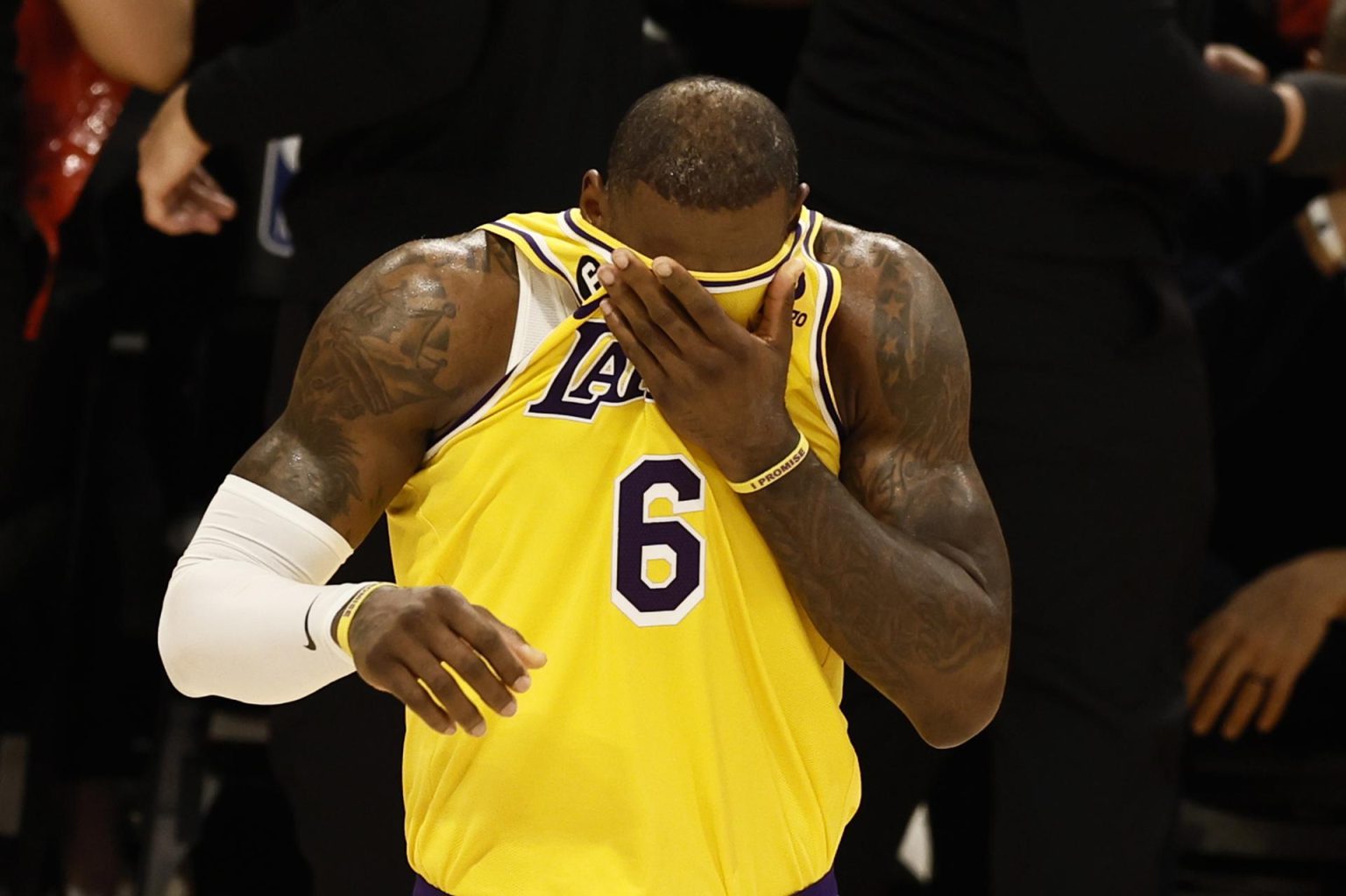 El alero estrella de los Lakers de Los Ángeles, LeBron James, fue registrado este martes, 11 de abril, al secar su rostro con su camiseta, durante un partido de la NBA contra los Timberwolves de Minnesota, en el coliseo Crypto.com Arena, en Los Ángeles (California, EE.UU.). EFE/Etienne Laurent