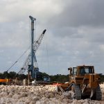 Trabajadores laboran en la construcción del tramo 4 del Tren Maya en el libramiento Playa del Carmen, Quintana Roo (México). Imagen de archivo. EFE/Alonso Cupul